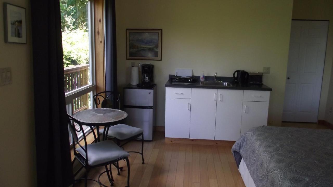 Secret Cove Cottage Suites Halfmoon Bay Extérieur photo