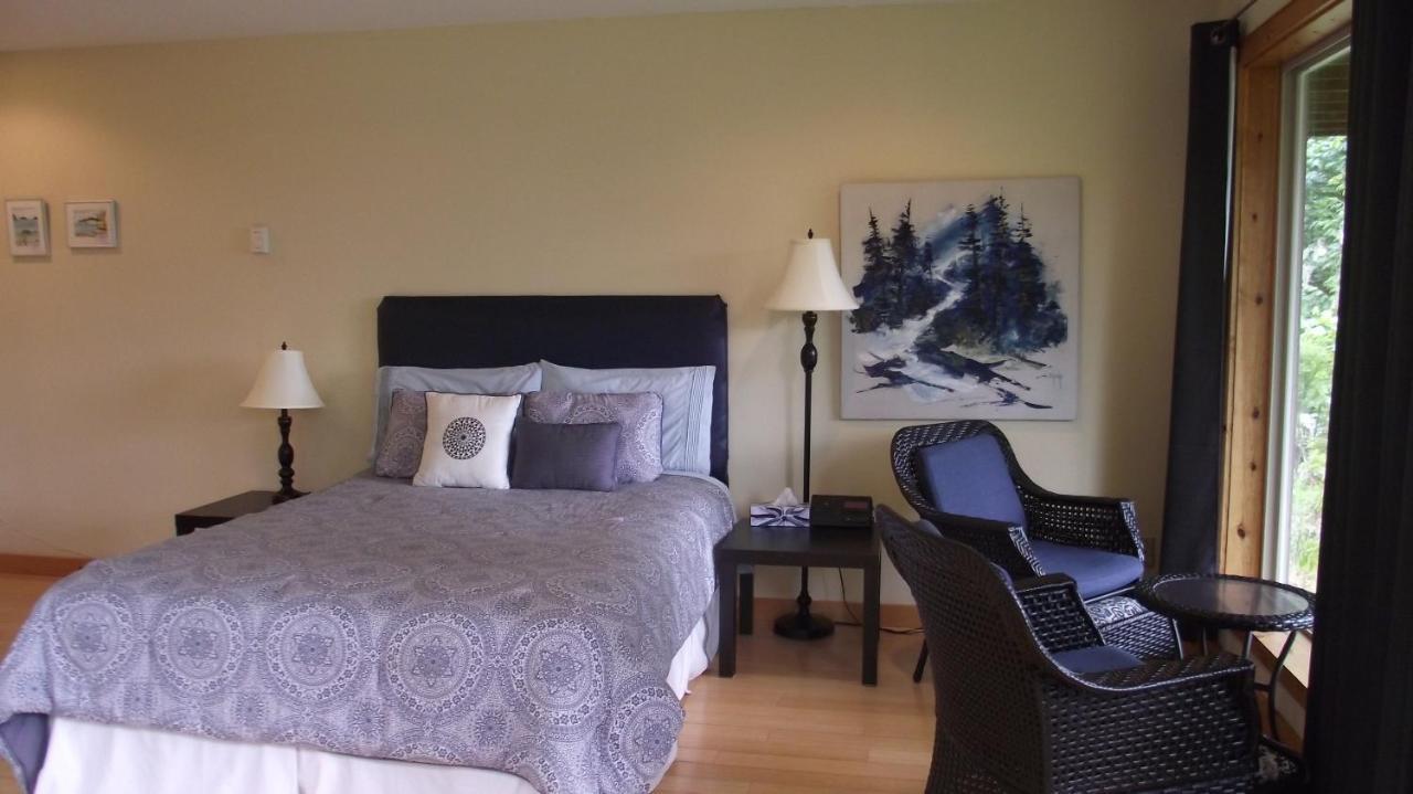 Secret Cove Cottage Suites Halfmoon Bay Extérieur photo