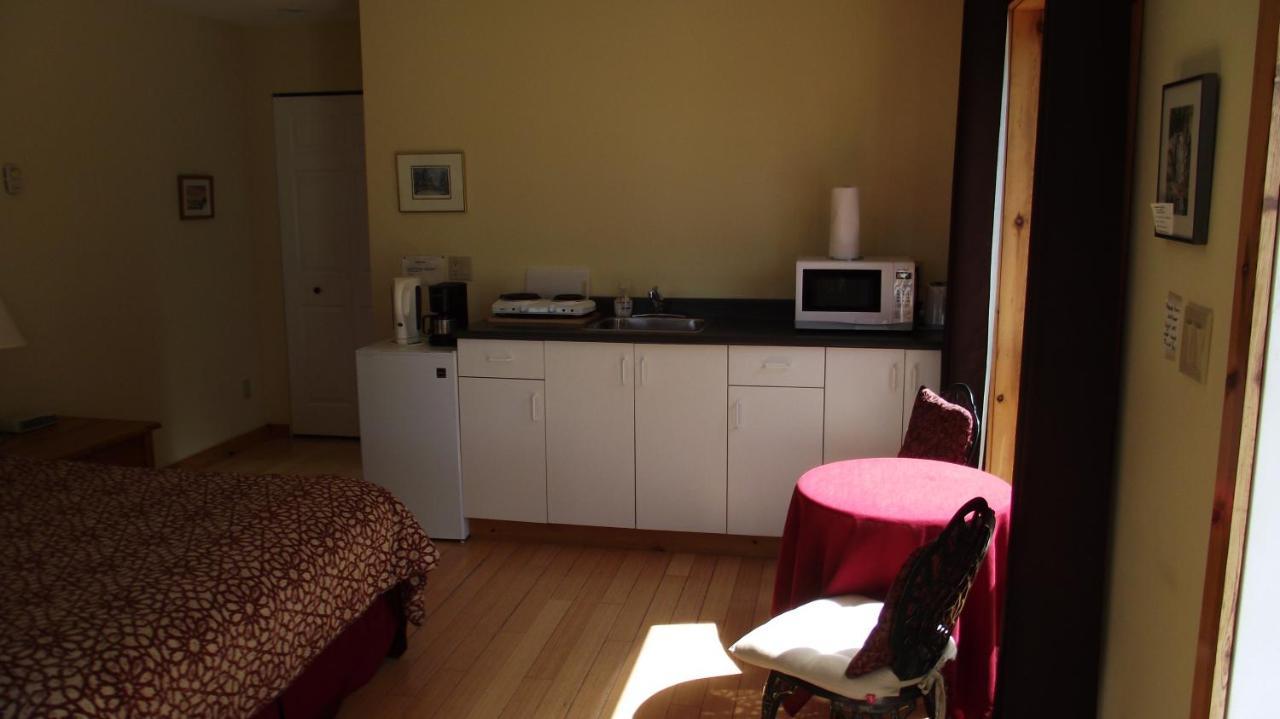 Secret Cove Cottage Suites Halfmoon Bay Extérieur photo
